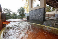 《大浴場 満天星 炭酸風呂》温泉に浸かりながら、キレイな空気とのどかな雰囲気に包まれる「満天星」で至福の時をお過ごし下さい