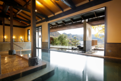 《大浴場 満天星 内風呂》温泉に浸かりながら、キレイな空気とのどかな雰囲気に包まれる「満天星」で至福の時をお過ごし下さい