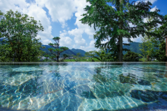 《大浴場 満天星 星の露天風呂 天守の湯》温泉に浸かりながら、キレイな空気とのどかな雰囲気に包まれる「満天星」で至福の時をお過ごし下さい