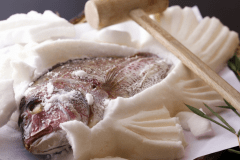 鯛を丸ごと一匹、お塩で包んで蒸し焼きに！適度な塩味とふんわり柔らかな食感　鯛本来の甘味をお愉しみ頂けます