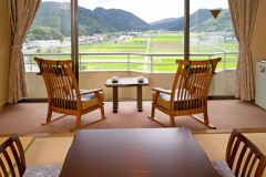 翔鷺館 本館 ／ 和室(12.5畳) 広縁