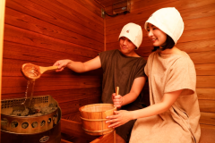 貸切風呂「燦々」サウナイメージ②　サウナストーンに水をかけるフィンランド式の「ロウリュ」もどうぞ！