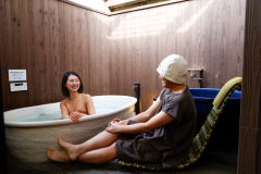 貸切風呂「燦々」入浴イメージ②　自慢のサウナ付き貸切風呂を心ゆくまで満喫ください！