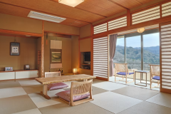 最上階に位置する檜露天風呂付き特別室。お部屋からの景色も格別です。