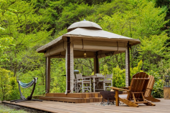 *【アウトドアダイニング】森の中で味わう食事は開放感いっぱいで非日常を味わえます。