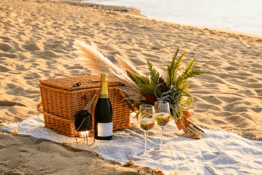 BEACH PICNIC TIME ピクニックセットレンタルプラン(赤ワインボトル付き)~やんばるの海まで、自分たちのリビングに~ BEACH PICNIC TIME ピクニックセットレンタルプラン(赤ワインボトル付き)~やんばるの海まで、自分たちのリビングに~