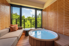 アネックス棟客室のインナーバルコニーにはやんばるの森を眺めながら愉しめるジェットバスを全室完備。景色を眺めつつ、雨風や喧騒は遮り、プライベート空間をお愉しみいただけます