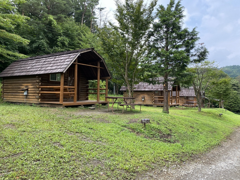 キャビンは３棟並んで建っており、管理棟から１番近い施設になります。写真にはありませんが、現在はバーベキュースペース上（建物前）にタープが張ってあります。