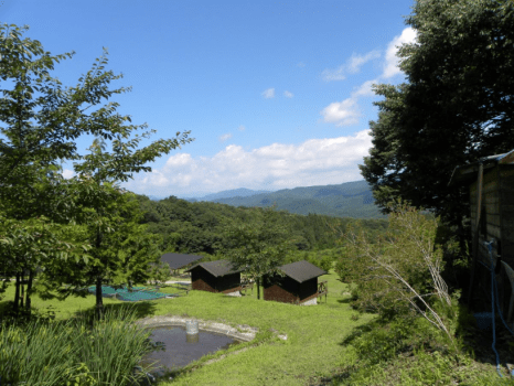 管理棟横からです。段々畑状のサイトから雄大な景色、夜は素敵な星空をお楽しみください。