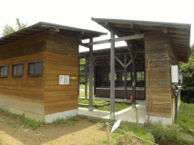 マップ上側にあるキッチン・トイレ棟です。右側から奥にかけてシンクがあり、手前から左側にかけてトイレがあります。