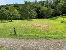 ACサイトの一例、６番です。やや見づらいですがサイトの奥に電源BOXがあります。ACサイトはトイレ棟からやや離れたサイトが多いので、トイレ棟付近ご希望の方はお申し付けください（早い者勝ちにはなりますが・・・）ACサイトは１５サイトほどあります（ちょい広を除く）