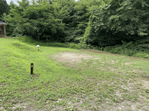 RVサイト２番です。サイトやや奥に電源BOXがあります。キャンピングカー用のサイトですが、普通車でも広いACサイトとしてご利用いただけます。