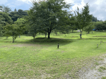 ちょい広ACサイトの一例、２２番です。看板すぐ右が駐車スペース、サイト奥側に電源BOXがあります。ちょい広ACサイトは５サイトほどあります。