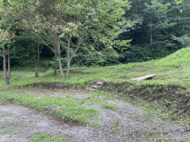 女性用ソロサイト用の駐車スペースです。写真右側の方にサイトがあります。