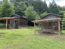 バンガロー2.3の外観です（左側が２）建物前のバーベキュースペースまで屋根があります。バンガロー３の正面辺りが駐車スペースになります（２．３共有）