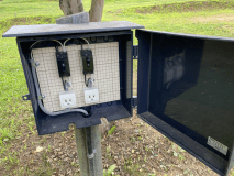 ACサイト・RVサイト等の電源BOXです。１サイト１口、１０A（大体1,000W）までご利用可能です。BOXからサイトまで２ｍ程離れているので、延長コードがあると便利です。