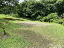 ペアサイト３番です。看板すぐ隣が駐車スペースになっています。※入り状況で３番サイト以外になる場合がありますので予めご了承ください。