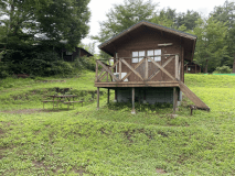 プチログ２の外観です。向かって左側にバーベキュースペースがあります。写真にはありませんが、現在はバーベキュースペース上にタープが張ってあります。