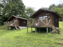 プチログ外観です。写真外ですが、向かって左右にそれぞれバーベキュースペースがあります。
現在はバーベキュースペース上にタープが張ってあります。