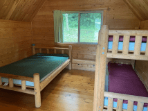 キャビン建物内です。マットレス・また写真にはありませんがエアコンがあります。