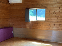 バンガロー建物内です。エアコン・マットレス・扇風機があります。