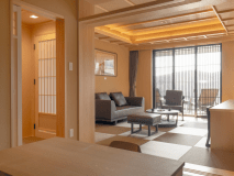 【露天風呂＋テラス付き】スイートルーム『宝富士・赤富士』２つの寝室とリビングは広々とした癒しの空間となっています。