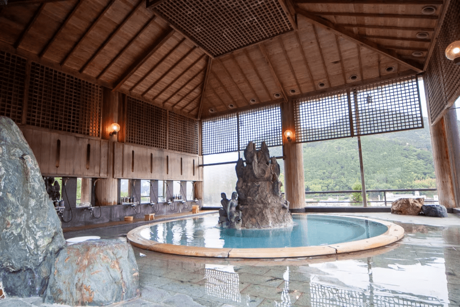 24時間入浴できる男子大浴場。日本三名泉のひとつ、下呂温泉を堪能できます。タイル絵や、中央のモルタル造形も今となっては大変貴重です。（深夜に清掃時間あり）