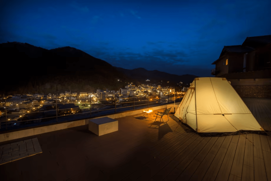 下呂温泉街を一望にできるルーフトップのキャンプ場。たき火も楽しめる。 下呂温泉街を一望にできるルーフトップのキャンプ場。たき火も楽しめる。