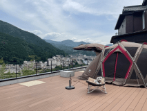 【ペットと一緒にキャンプ】下呂温泉街一望の絶景のルーフトップキャンプ場【区画貸し／焚き火可】
