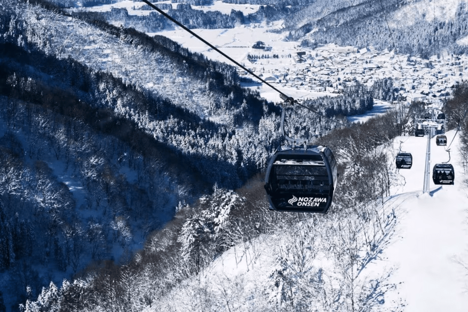 【野沢温泉スキー場】長坂ゴンドラ乗り場。ガラス張りのゴンドラから野沢の絶景をお楽しみください。