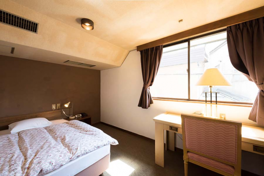 【203】コンパクトダブル　ゆったり幅のクイーンベッドを備えた、ヨーロピアンテイストのお部屋です。