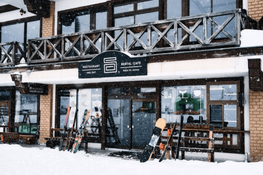 【野沢温泉スキー場】ゲレンデ最短距離にあるレンタルショップでは経験豊富なスタッフが板選びをサポート！