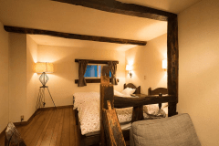 【107】ウッディツイン　古材のぬくもりと暖色の照明が心地よい、ログハウス風のお部屋です。