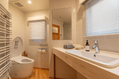 【デラックスコーナーツイン】光が差し込む明るいバスルーム