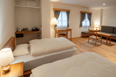 【デラックスコーナーツイン】ツインベッドの他、ソファーやお布団で4名様までご宿泊いただけます。