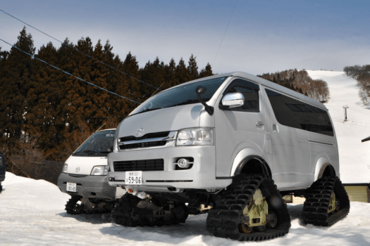 荷物を運搬する雪上車