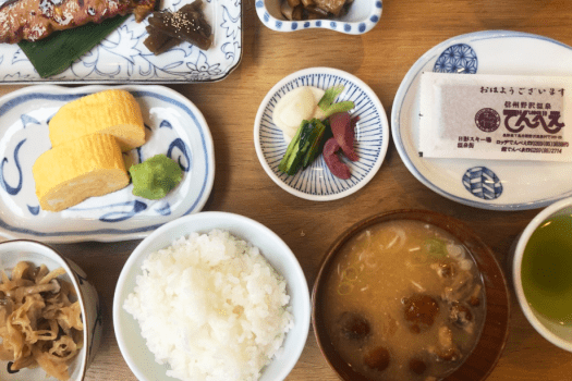 ご朝食は、和食膳。季節の食材をふんだんに。 ご朝食は、和食膳。季節の食材をふんだんに。
