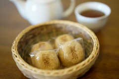 長野県で一番美味しい!と自負している、野沢の「温泉饅頭」お部屋のお茶菓子でご用意中。 長野県で一番美味しい!と自負している、野沢の「温泉饅頭」お部屋のお茶菓子でご用意中。