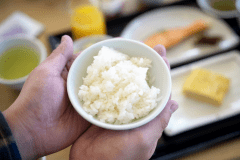 お目覚めのお腹に、炊き立ての地元産コシヒカリをどうぞ／朝食