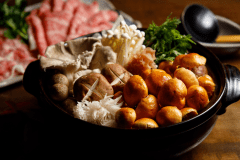 【山のきのこ鍋】信州の秋の味覚。日頃見かけない、珍しいキノコもあります