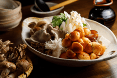 【山のきのこ鍋】木を倒すところから始まる自家栽培の原木なめこが主役のきのこ鍋