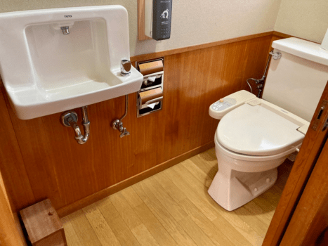 Japanese Family Room with a sink,toilet and bathroom