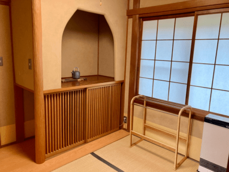 Japanese Family Room with a sink,toilet and bathroom