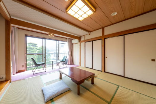Japanese-style room: 8 tatami mats + carpeted area: 2 tatami mats Japanese-style room: 8 tatami mats + carpeted area: 2 tatami mats