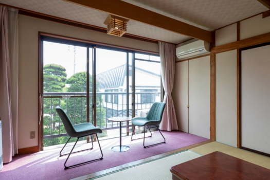 Japanese-style room: 8 tatami mats + carpeted area: 2 tatami mats