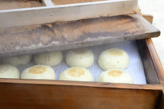 You can enjoy Oyaki etc. just a short walk away (House St. Anton).