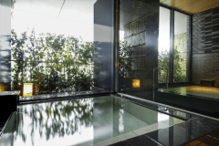 【大浴場】広々とした浴場でゆったりと疲れを 癒していただくことができます。