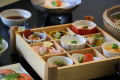 大人：ご朝食（京都伝統のおばんざいを中心とした彩り豊かな京朝食）　※仕入れ状況により内容が変わります。