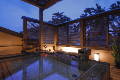 【本館】大浴場女性 露天風呂　松林越しに雄大なびわ湖を眺める大浴場