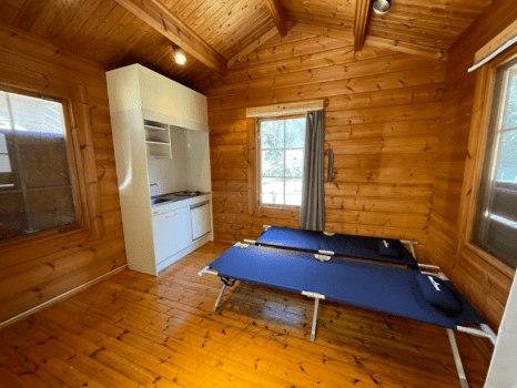 基本寝具なし
オプションで寝具もしくはコット・ブランケットセット選択可能